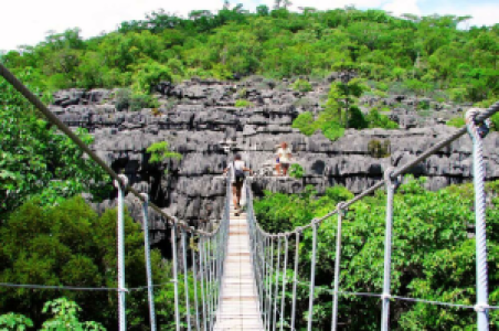 Zu versteckten Wasserfällen und roten Felsnadeln image